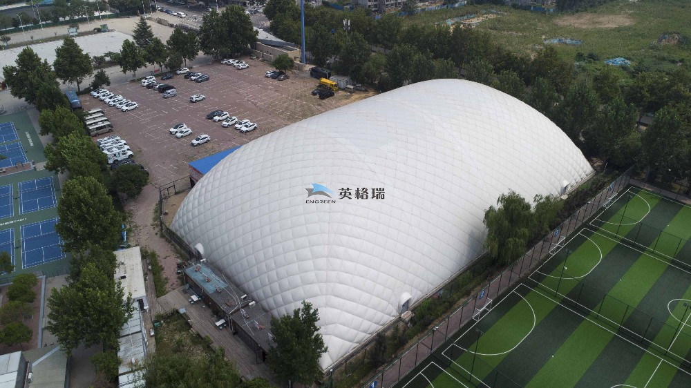 安装应急照明系统对于气膜羽毛球馆的日常运营有何影响？